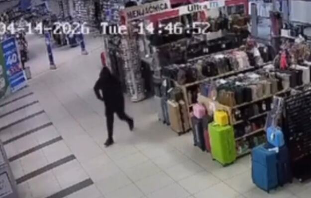 DRAMATIČAN SNIMAK POKUŠAJA PLJAČKE U ZEMUNU: Razbojnik uleteo u prodavnicu, radnik uspeo da ga otera (video)