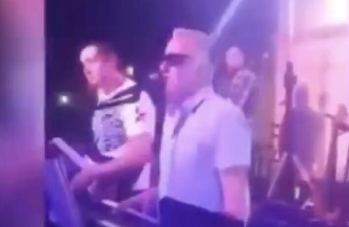 SRAMNO! KLAVIJATURISTA KRADE BAKŠIŠ SAŠI MATIĆU ISPRED NOSA! Iskoristio priliku dok drugi ne gledaju, ali je KAMERA SVE ZABELEŽILA (VIDEO)