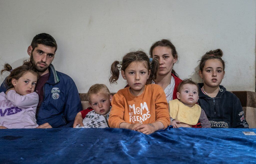 "Uveče ne smem da spavam, nego pokrijem glavu ćebetom": Nikolina (8) i Lara (6) strepe od VUKOVA i da im KLIZIŠTE ne odnese kuću!