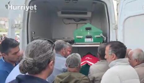 OVO JE NASTAVNICA KOJA JE STRADALA U NAPADU NA ŠKOLU U TURSKOJ: Ajla poginula pokušavajući da zaštiti učenike svojim telom, ispraćena je u suzama (VIDEO/FOTO)