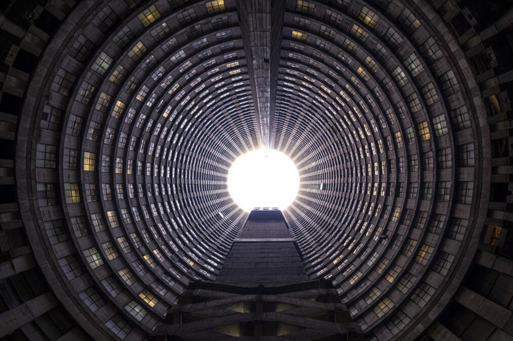 Najstrašniji neboder ima 54 sprata i ogromnu rupu u centru: Ovo je kula od koje čak i stanare podilazi jeza