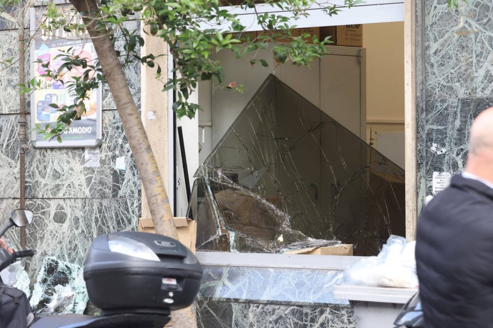OPKOLILI BANKU, DRŽALI 25 LJUDI, PA NESTALI KROZ KANALIZACIJU KAO DUHOVI! Pljačka kao sa platna u Napulju: Policija u potragu uključila i helikoptere! (FOTO)