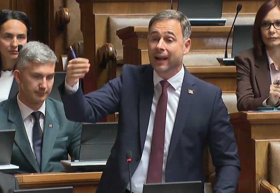 SKANDAL U SKUPŠTINI! Miroslav Aleksić brani Aljbina Kurtija, tvrdi da se Srbi sele sa KiM - zbog Srba a ne zbog Kurtijevig terora (VIDEO)