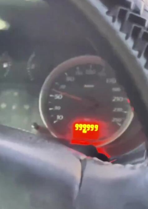 Automobil prešao milion kilometara, a gledajte kako se vraća na nulu: Caka za vraćanje kilometraže je u brojaču