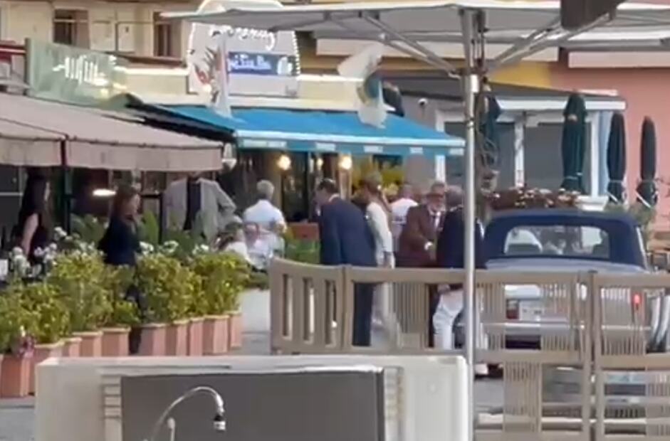 MELINA I BRITANSKI MILIONER STIGLI NA SVEČANU VEČERU, ONA SVA U BELOM! Restoran na Azurnoj obali se satima spremao za gala noć, stiže 70 zvanica (VIDEO)