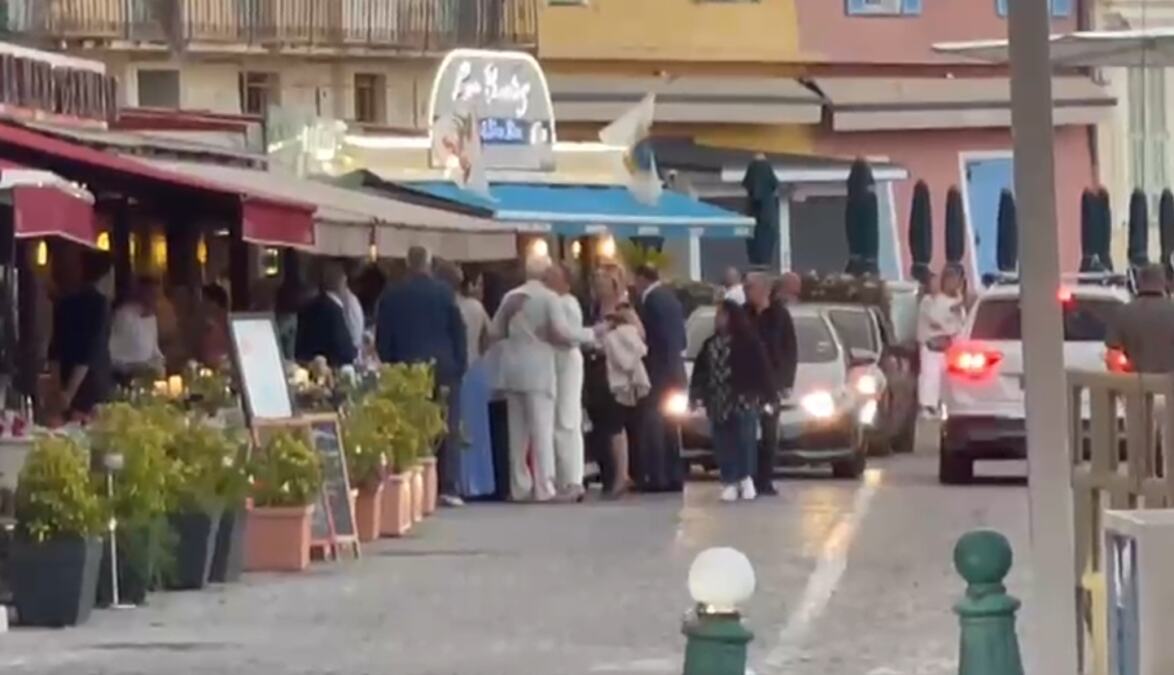 OTAC GRLI MELINU PRED SUTRAŠNJU SVADBU! Ćerka mu se udaje za 23 godine starijeg milionera, a on došao da im poželi sreću: Sve vreme u rukama drži OVO (VIDEO)