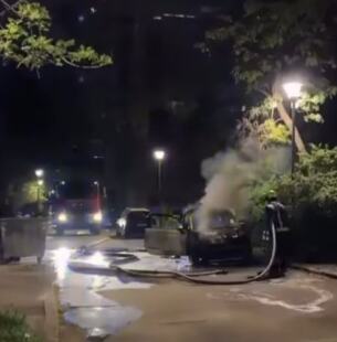BUKTINJA NA NOVOM BEOGRADU! Zapalio se automobil, gusti dim se širi ulicom: Vatrogasci rade na gašenju buktinje (VIDEO)