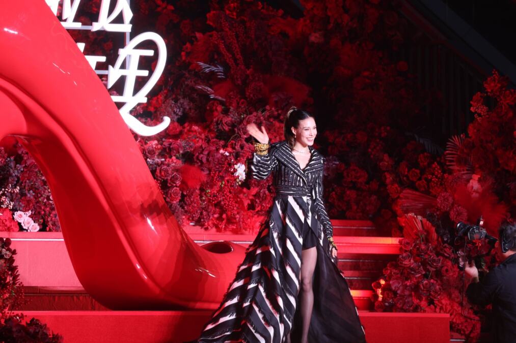 AMERI NE MOGU DA JE SMISLE! Ovo je prelepa MILIONERKA koja će sa Novakom voditi prestižni Laureus: Izdala Amerikance, pa im se brutalno smejala u lice!