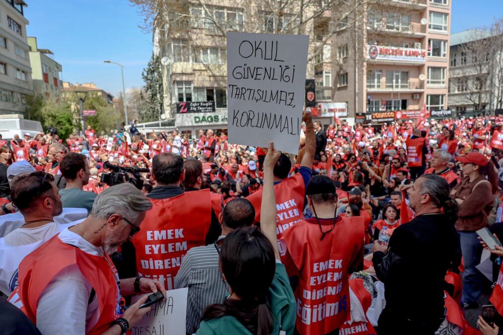 MASOVNI PROTESTI U TURSKOJ ZBOG PUCNJAVA U ŠKOLAMA: Hiljade nastavnika izašlo na ulice, dva masakra u dva dana zavila Ankaru u crno (FOTO)