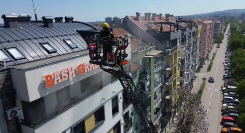 POŽAR U NOVOM SADU: Vatra planula u stanu na poslednjem spratu zgrade, ima povređenih (VIDEO)