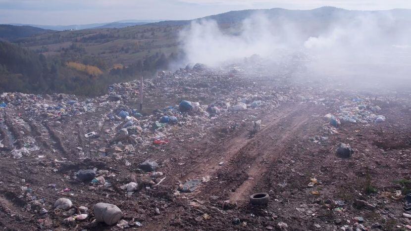 POŽAR NA DEPONIJI GOVEĐAK KOD SJENICE PONOVO ZABRINUO MEŠTANE: Nadležne ekipe hitno poslate na teren, kritičan središnji deo (FOTO)