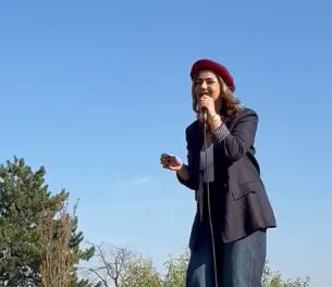 ZAUSTAVILA PARIZ: Maryana Katić zapevala hit Dragane Mirković na Montmartreu, pogledajte šta se desilo (VIDEO)