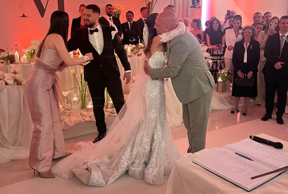 OVO SU KUMOVI MIHAJLA ŠAULIĆA: Nastavio očevu tradiciju! Mlada i mladoženja sijaju! Evo kako je izgledalo kada su izgovarali sudbonosno "DA" (VIDEO)