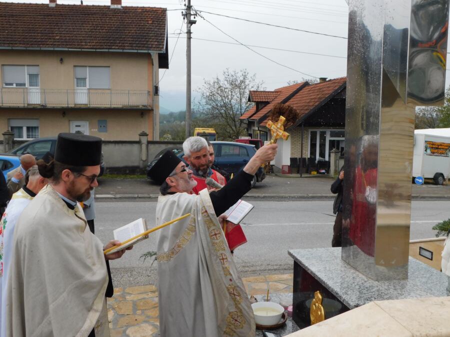 VELIKI KRST ZA NOVA POKOLJENJA Kod Loznice u znak sećanja na pretke  (FOTO)