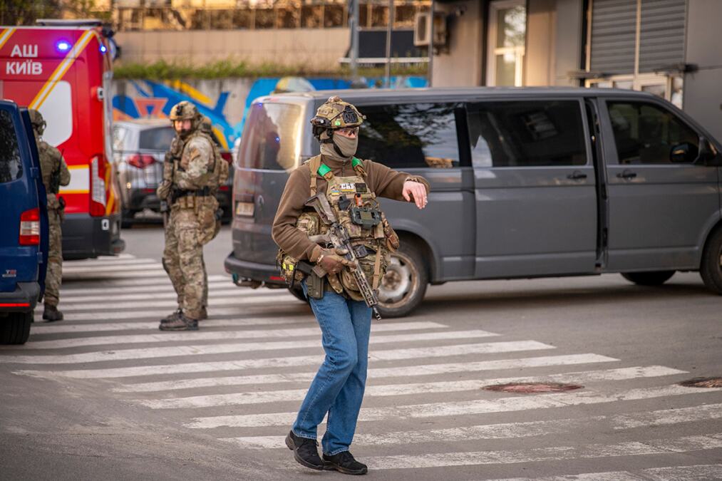 MASAKR U KIJEVU: Suspendovani policajci koji su pobegli tokom terorističkog napada (VIDEO, FOTO)