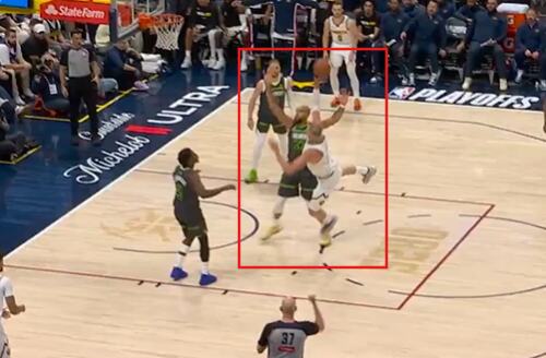 DA LI JE MOGUĆE DA JE ČOVEK OVO UBACIO! Lud koš Jokića uz faul za eksploziju u dvorani! Zbog majstorije Srbina oglasila se i NBA liga! (VIDEO)