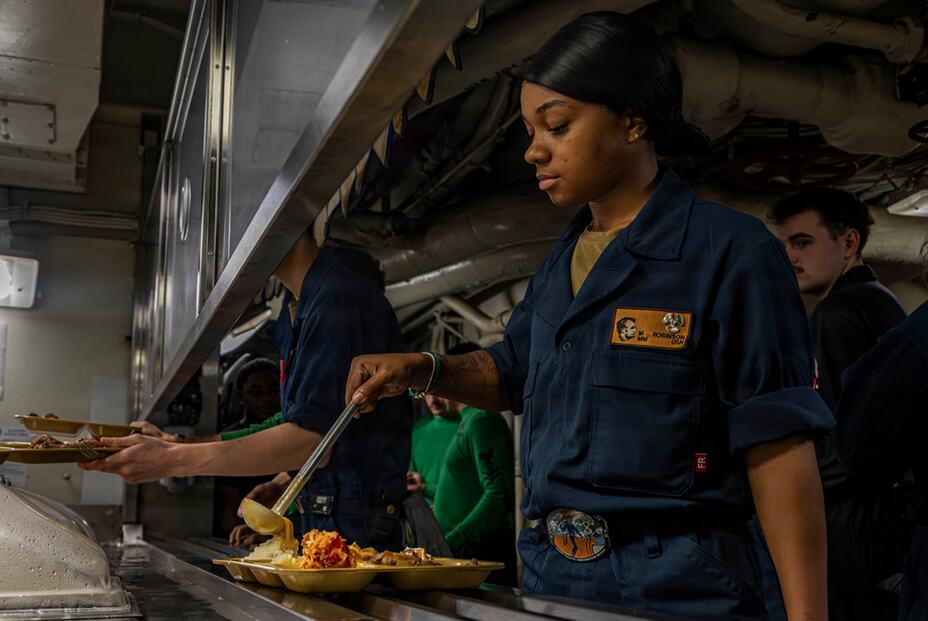 ZAVLADALA NESTAŠICA HRANE NA AMERIČKIM RATNIM BRODOVIMA? Mornarica odgovorila fotografijama kuvanih jela, pogledajte šta jedu (FOTO)