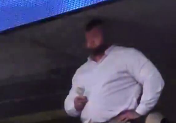 JOKIĆEV BRAT ŠOKIRAO NAVIJAČE! Elegantno obučeni gorostas ustao i umalo probio plafon! Svi se pitaju šta je to što ima u ruci!