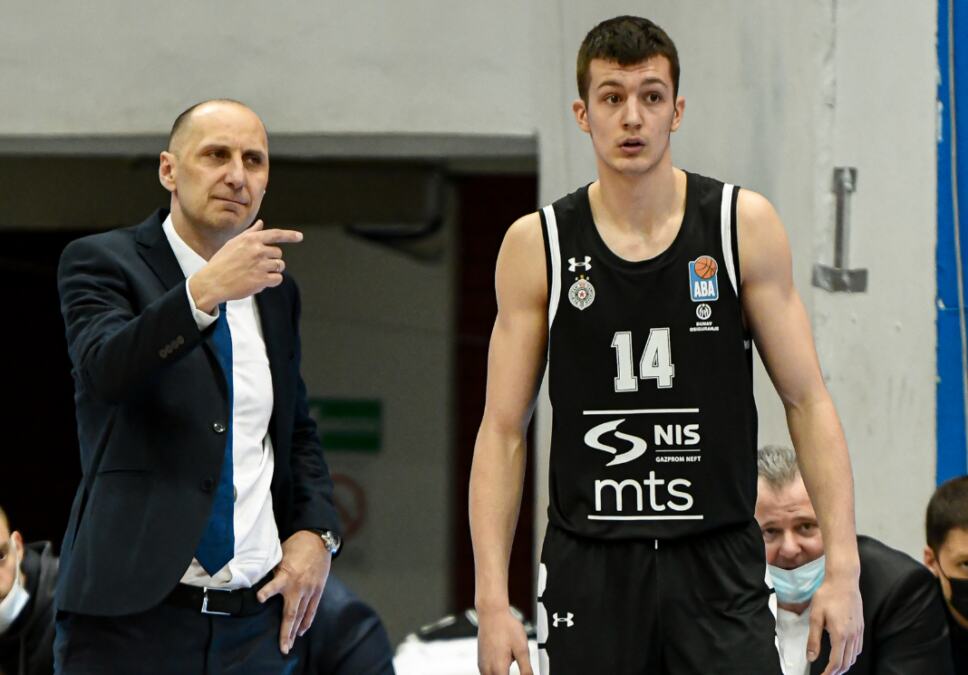 BIVŠI IGRAČ PARTIZANA IDE U NCAA! Nije dobio šansu u crno-belom dresu, pa otišao u Budućnost - sada će ga trenirati čuveni Rik Pitino!