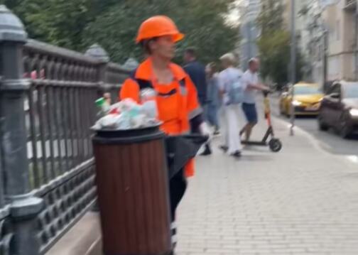 Čistila je ulice, a onda je skinula šlem sa glave: Svi zapanjeno gledaju u devojku zaposlenu u gradskoj čistoći 