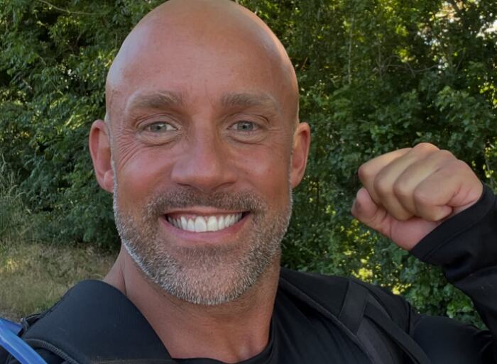 Fitnes model jeo ananas pa završio u bolnici u nesnosnim bolovima: Istina koju je saznao bila je još gora, sati su ga delili od smrti