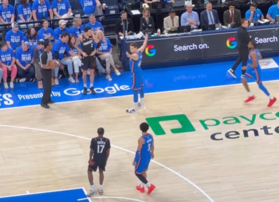 OVACIJE ZA NIKOLU TOPIĆA! Srbin debitovao u NBA plej-ofu, Tanderi razmontirali Sanse! (VIDEO)