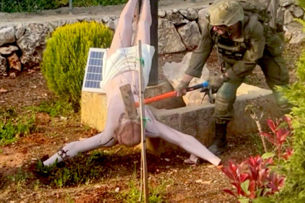 DVA IZRAELSKA VOJNIKA U ZATVORU! Kažnjeni zbog razbijanja MALJEM statue raspetog Isusa Hrista na jugu Libana! Jedan snimao, drugi LOMIO, šestoro ih gledalo!