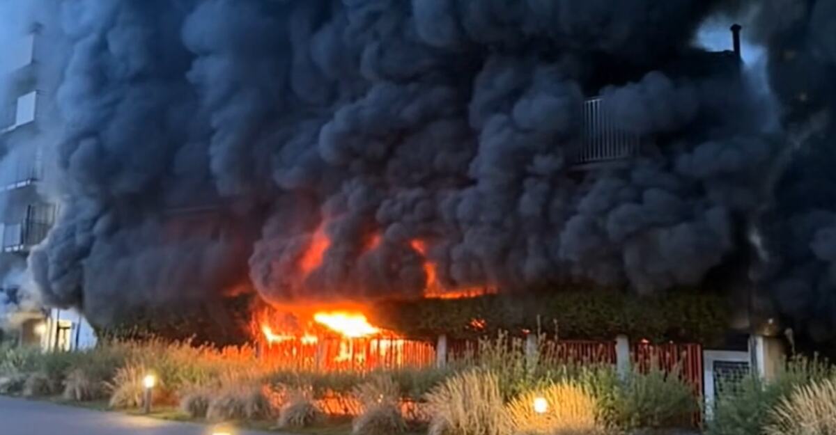 SNIMAK STRAVIČNOG POŽARA KOJI JE PROGUTAO STAMBENU ZGRADU: Pogledajte kako vatra uništava sve pred sobom, stanari evakuisani - DRAMA U GRACU (VIDEO)