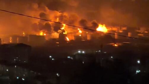 UKRAJINCI POGODILI JEDNU OD 10 NAJVEĆIH RUSKIH RAFINERIJA! Gore rezervoari ključnog čvorišta za izvoz na Crnom moru, žestok noćni napad Kijeva (VIDEO)