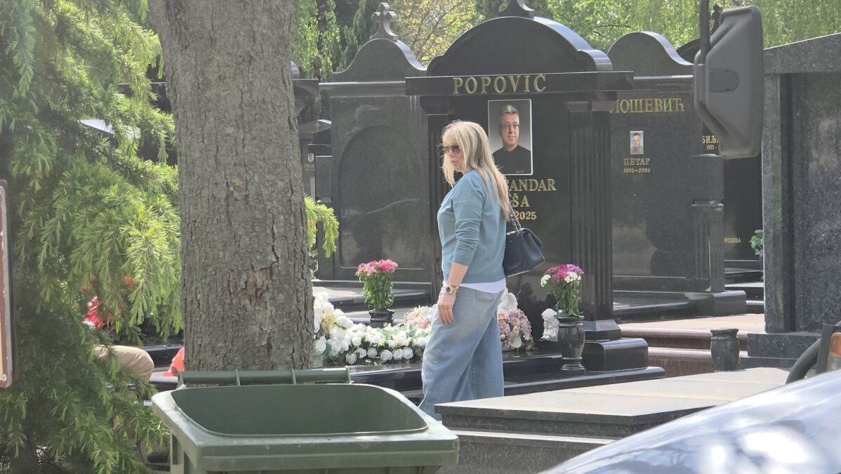 UDOVICA SAŠE POPOVIĆA NA POBUSANI PONEDELJAK IZAŠLA NA GROBLJE: Sama kadi večnu kuću estradnog maga - Simbolika praznika ostaviće vas bez reči