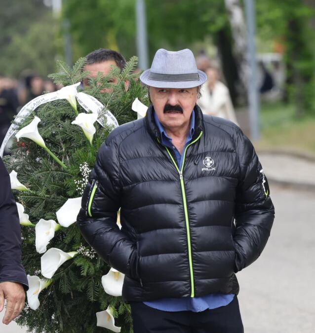 HARIS DŽINOVIĆ POTIŠTEN STIGAO NA SAHRANU SAŠE KATANČIĆA: Prvi put u javnosti nakon svadbe bivše žene Meline (FOTO+VIDEO)