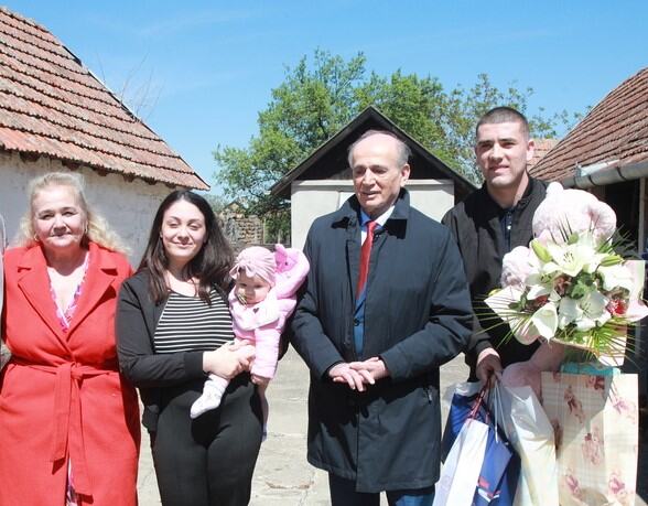 KRKOBABIĆ U ČOKI: Dirljiv susret sa Katarinom, Dejanom i devetomesečnom Nađom! "Ostojićevo – to su i Srbi i Poljaci i Mađari i Romi"