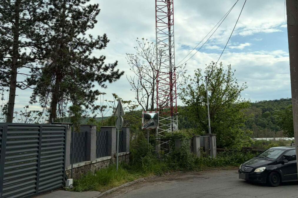 MISTERIJA MRTVOG MLADIĆA NA SENJAKU, IMA I TRAGOVA KRVI: Prve slike, telo nađeno u žbunju pored vile u elitnom delu Beograda (foto)