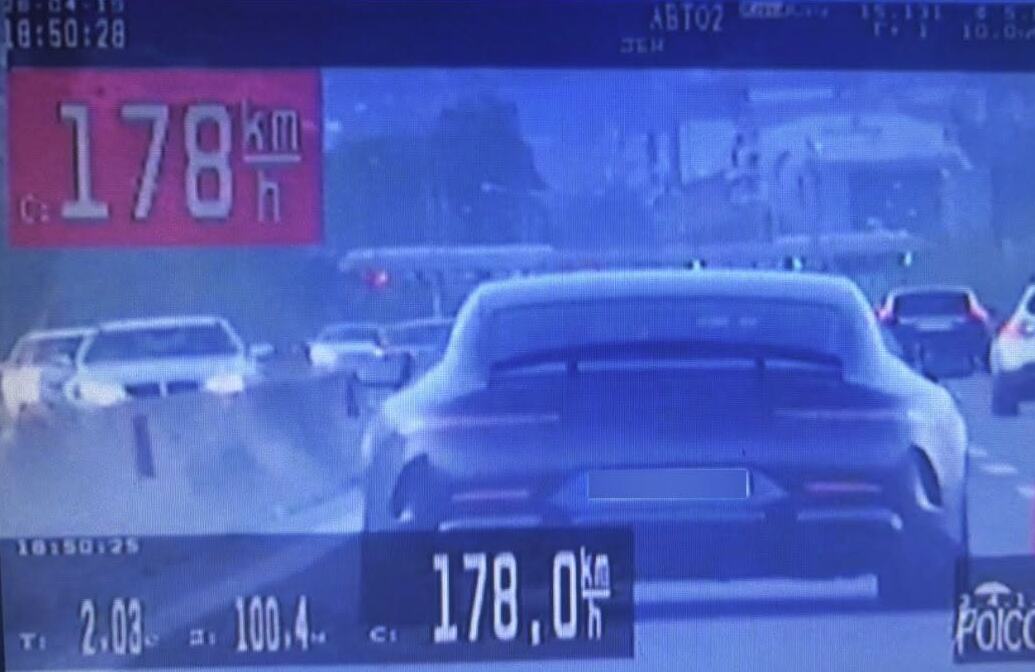 BAHATO SE IŽIVLJAVAO NA PUTU! Jurio 180 na sat gde je dozvoljena brzina 80, vozač DIVLJAO 