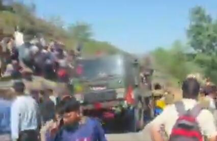 TEŠKA NESREĆA NA PLANINSKOM DRUMU! Autobus sa više od 60 putnika SURVAO se u provaliju, poginula 21 osoba, 45 povređeno! Horor na Himalajima! (VIDEO)