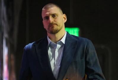 AUUU, KAKAV ŠMEKER! Jokić oduševio stajlingom: Pogledajte u kakvom izdanju je došao na meč! (VIDEO)