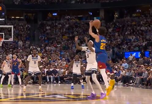 LUDA TROJKA UZ ZVUK SIRENE! Jokićev saigrač postigao nestvaran koš sa svoje polovine! (VIDEO)