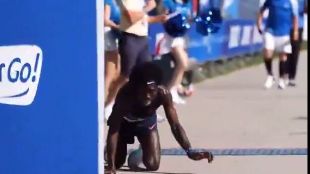 MUČNE SCENE! ČETVORONOŠKE ZAVRŠIO MARATON! NEOBIČAN PODVIG KENIJCA: Otkazale mu noge, skoro pao u nesvest! (VIDEO)
