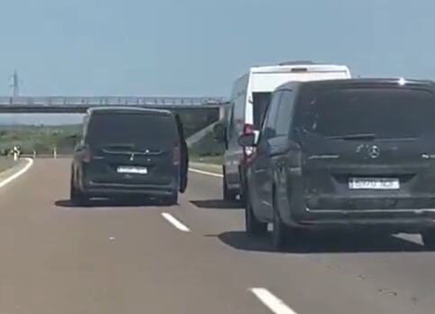 HOROR SCENA NA AUTOPUTU! ISPLIVAO UZNEMIRUJUĆ SNIMAK! Huligani Real Sosijedada pokušali da izguraju kombi sa grbom Atletika, odmah su uhapšeni! VIDEO