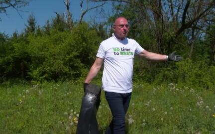 (VIDEO) HRVATSKI MINISTAR SE OPET IZBLAMIRAO - I TO NA AKCIJI ČIŠĆENJA SMEĆA: Sudbonosni susret Grlića Radmana i OTPADNE GUME, urnebesan snimak zapalio mreže!