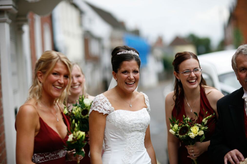 Nikako ne nosite crvenu boju kao gost na svadbi: Mnogi veruju u ovu bizarnu tradiciju i gledaće vas popreko