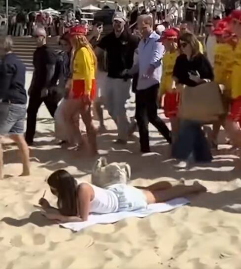 "Ma, dajte joj medalju!" Kupačica na plaži ignorisala princa Harija i Megan Markl i postala internet zvezda