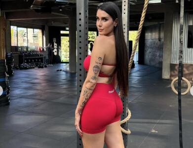 PRŠTE SLIKE IZ TERETANE, ZADNJICA U PRVOM PLANU! Najatraktivnija košarkašica koja se slikala za PLEJBOJ trenira punom parom - od ovih fotki zastaje dah! FOTO