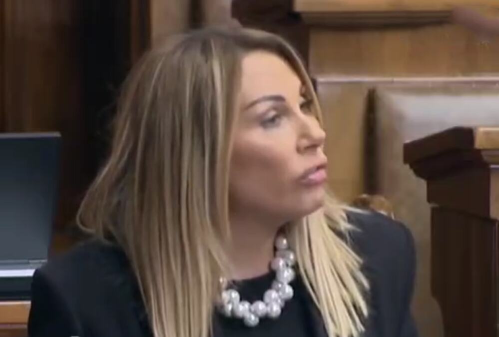 SKANDAL BLOKADERSKE OPOZICIJE U SKUPŠTINI SRBIJE! Aleksićeva poslanica brutalno psuje u mikrofon za vreme sednice (VIDEO)