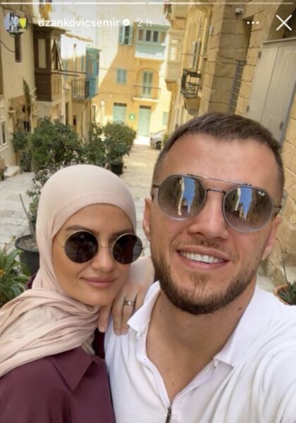 PEVAČ VARAO ŽENU SA OVOM POZNATOM DAMOM: Sve se desilo pred kamerama! Supruga mu sve oprostila i sad se ne odvaja od nje, a komentari se samo nižu (FOTO)