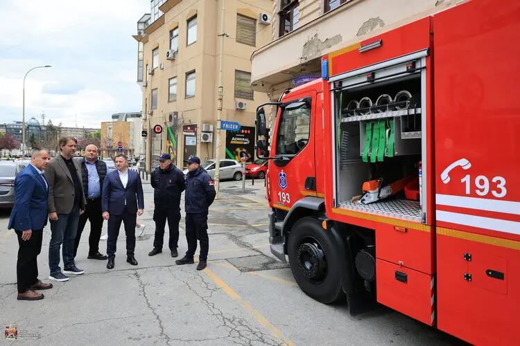 KRAGUJEVAČKI VATROGASCI SE DOBRO OPREMILI: Pogledajte novo specijalno vozilo – DAF, cisternu kapaciteta 7.000 litara (FOTO)
