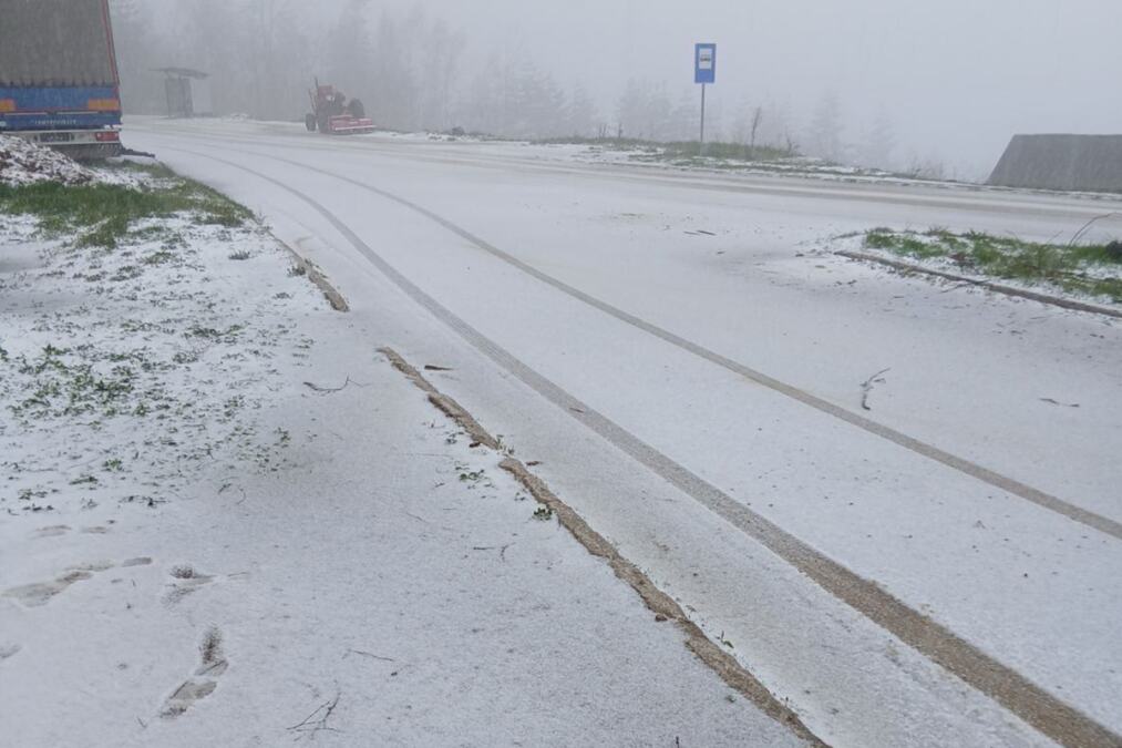 ZABELELA SE I IVANJICA KAO USRED ZIME! Sneg pao na ivanjička sela, meštani u strahu zbog malina (FOTO)