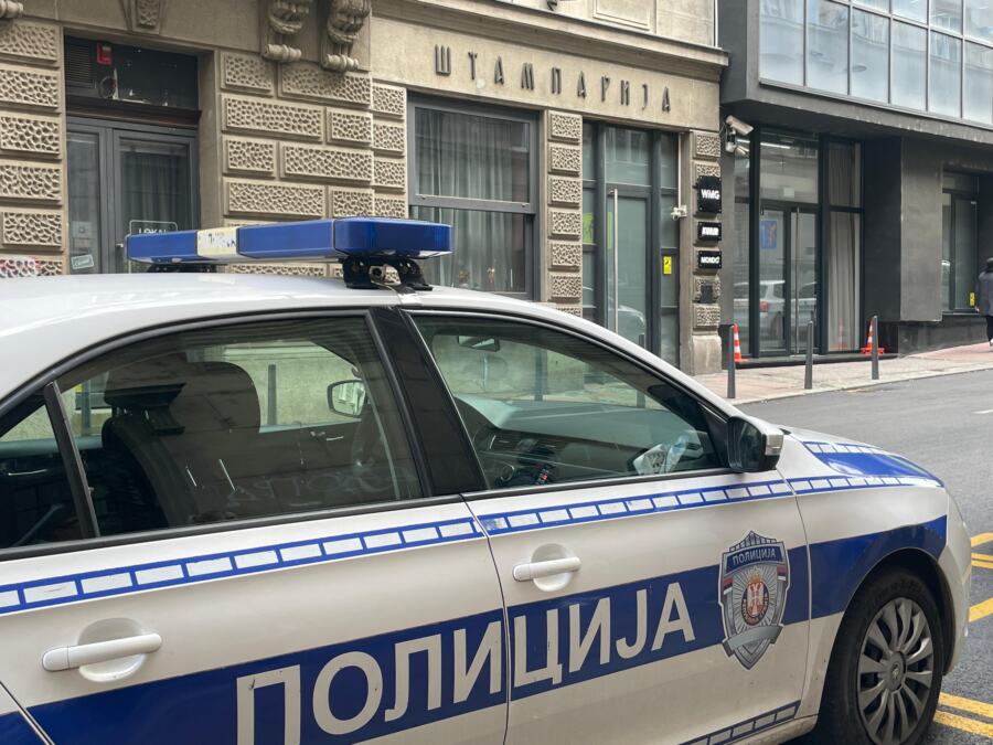 DOJAVE O BOMBAMA U KURIRU I MONDU: Zgrada evakuisana, u toku detaljan
pretres!