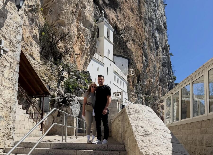 POZNATI SPORTISTA DOVEO LEPU SUPRUGU I DECU U SRPSKU SVETINJU: Prevalio put preko okeana i stao sa porodicom pred manastir 