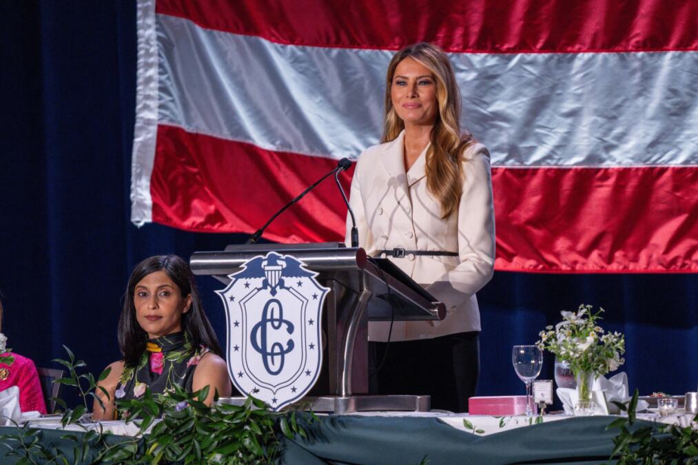 Melanija Tramp igra na sigurno: U sakou boje slonovače sa detaljem oko struka potvrdila da je ikona stila